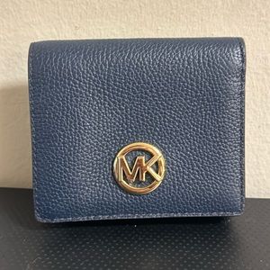 LIKE NEW Michael Kors Blue Wallet Clasp and Zipper MK Circle
